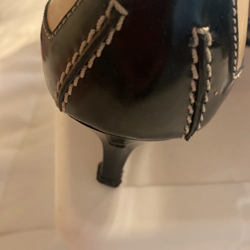 Tods leather beige black low heel 8.5 shoe - Picture 4 of 6